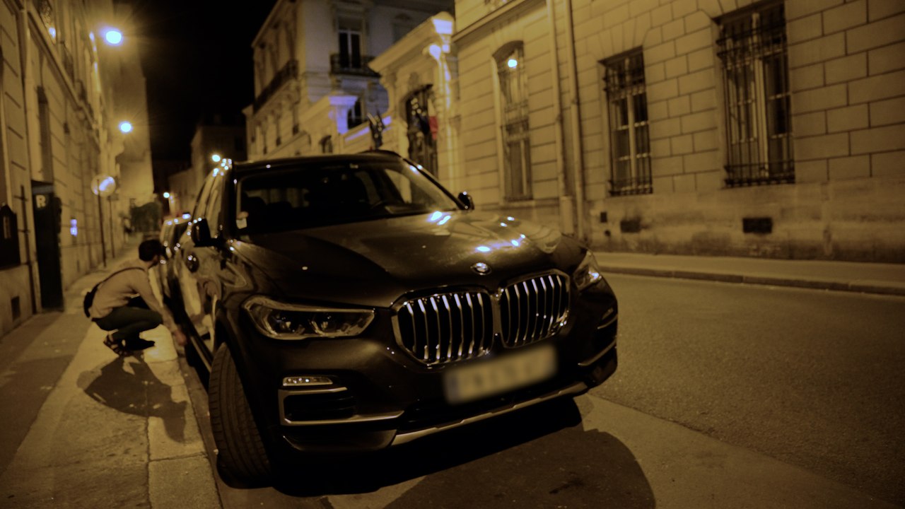 Ce militant écolo dégonfle les pneus des véhicules SUV la nuit à Paris