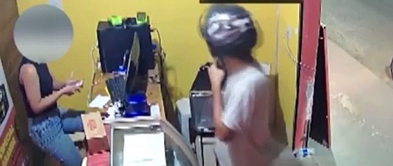 Assaltante devolve celular após atendente de pizzaria alegar ainda estar pagando o aparelho