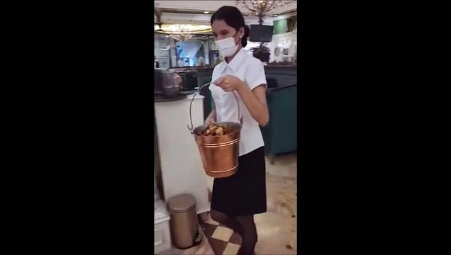 Drôle de façon de servir à manger dans ce restaurant