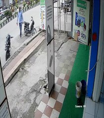 Hombre se salva de caer al desagüe