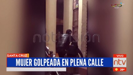 Mujer es brutalmente golpeada en la calle