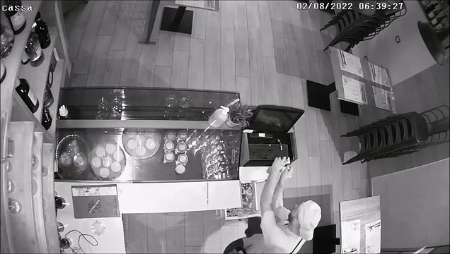 Pisa, ladro indisturbato assalta pizzeria di notte: distrutta la cassa