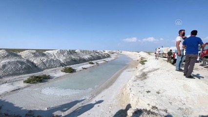 Tuz Gölü'ndeki yavru flamingolar için tankerlerle su takviyesi yapılıyor