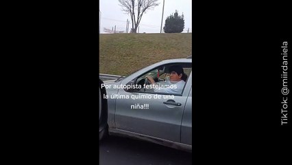 Una familia celebra la última quimioterapia de su hija con una caravana de autos