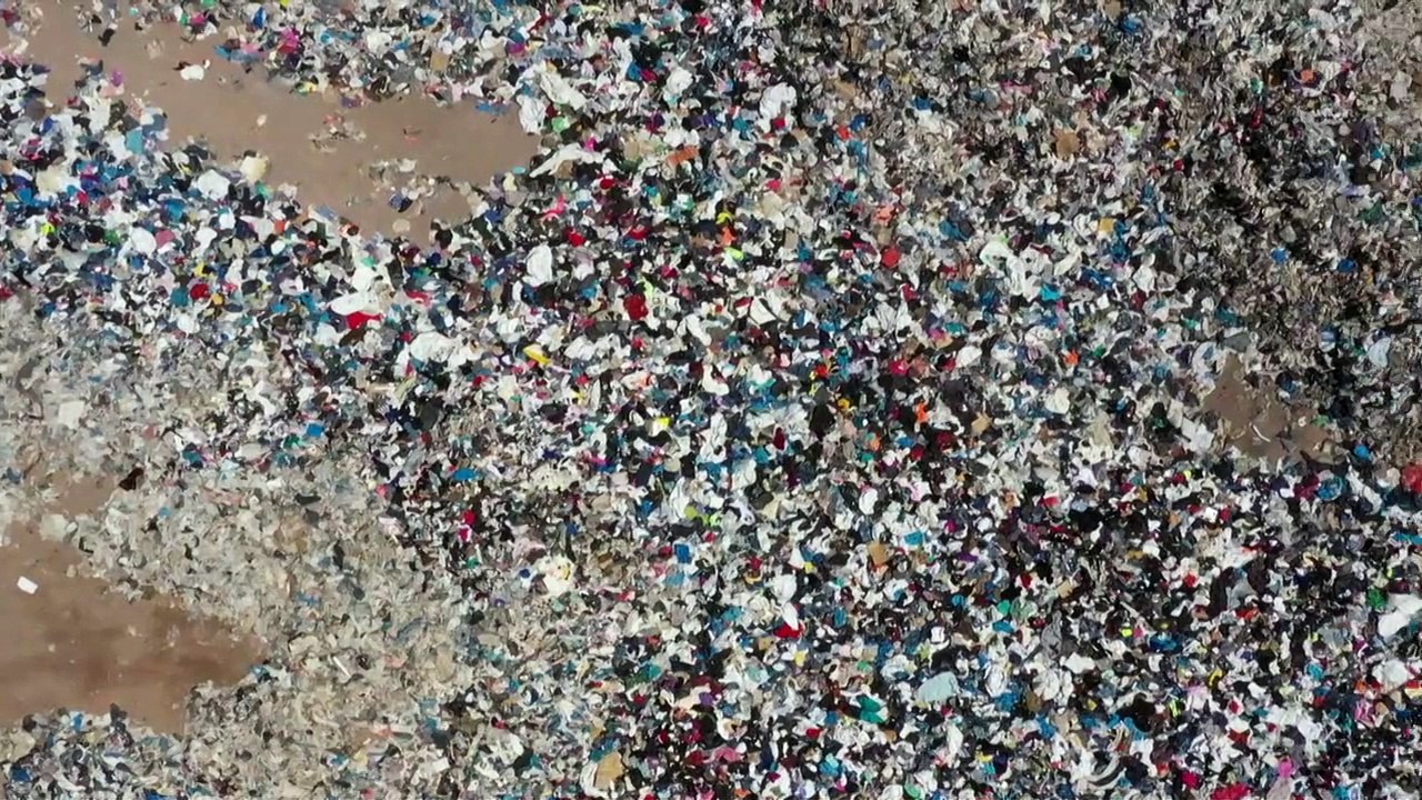 Justiça chilena investiga lixão de roupas usadas no Atacama por dano ambiental