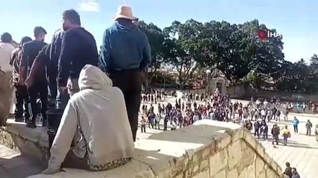 Meksika’da eylem yapan temizlik işçileri, belediye binasını çöple doldurdu