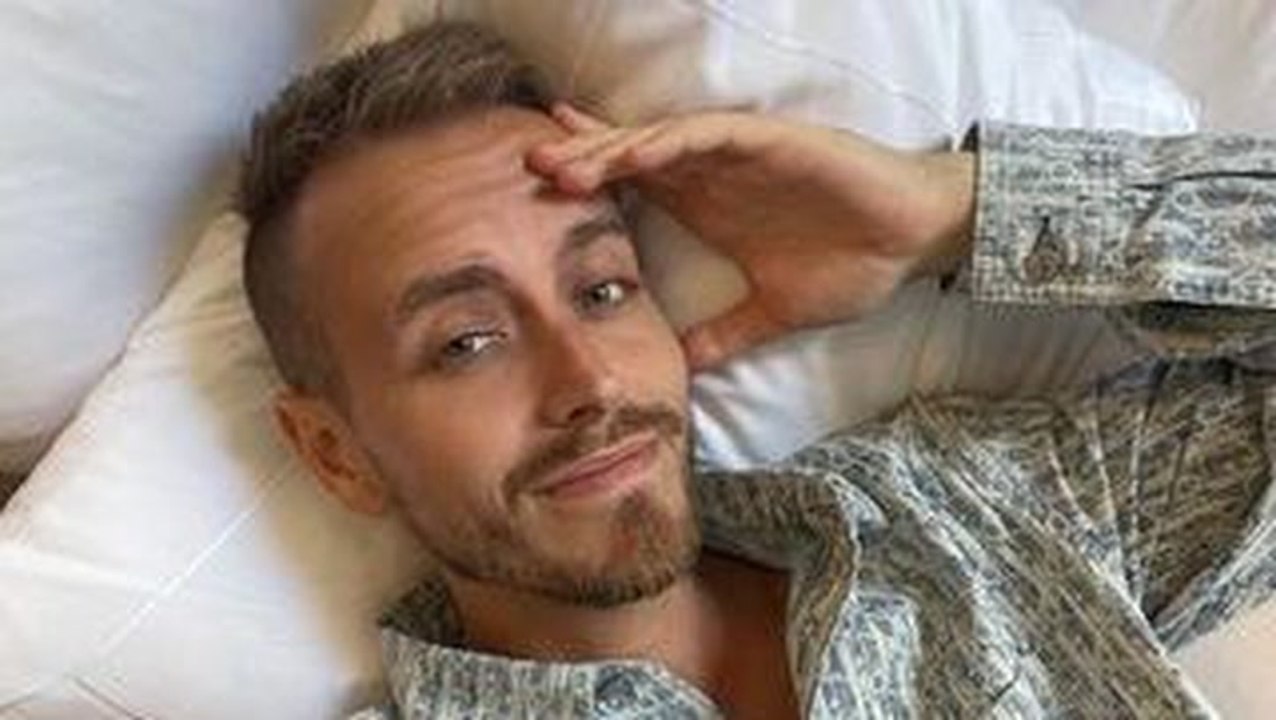 Total verliebt: Julian und Tanja knutschend im Pool