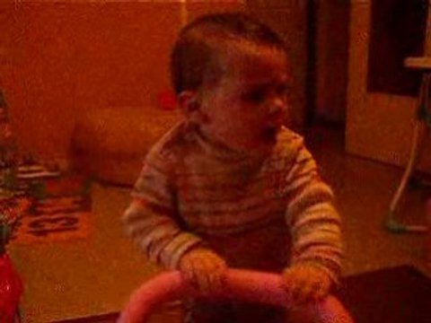 clara marche avec son pousseur