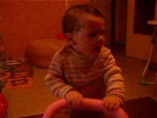 clara marche avec son pousseur