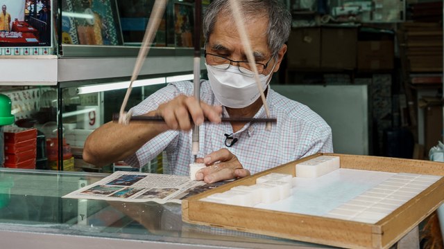 70-year-old Hong Kong mahjong tile carver among the last in his trade