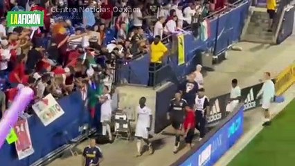 Chicharito' Hernández rechaza firmar bandera de México y la tira; video causa polémica