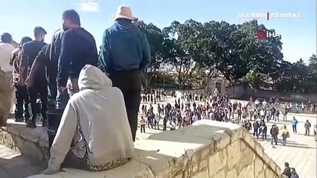 Temizlik işçileri isyan etti! Belediye binasını çöple doldurdular