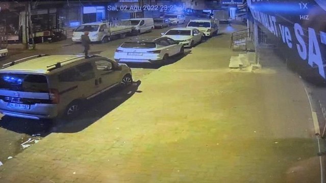İstanbul’da kuaföre silahlı saldırı kamerada