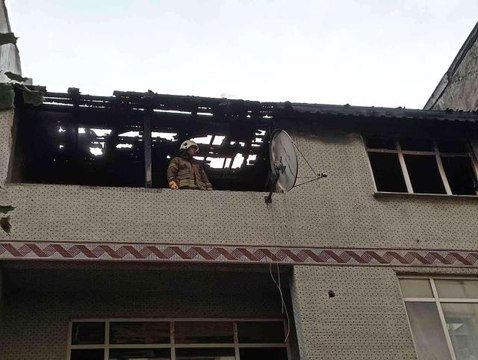 Son dakika haberleri | Sultangazi'de korkutan yangın: İtfaiye ekipleri diğer binalara sirayeti güçlükle engelledi