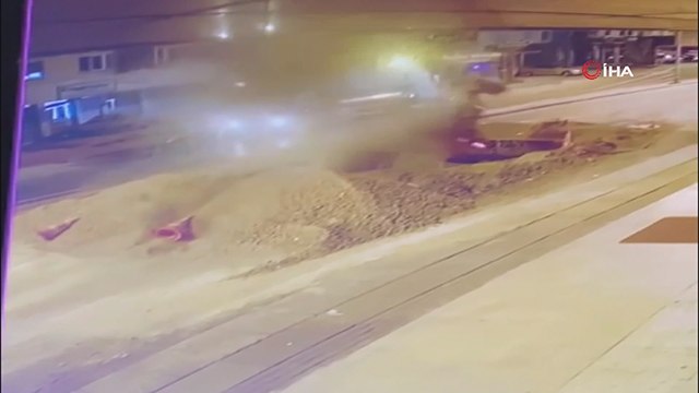 Ankara’da motosikletli kurye yol çalışmasında açılan çukura düştü