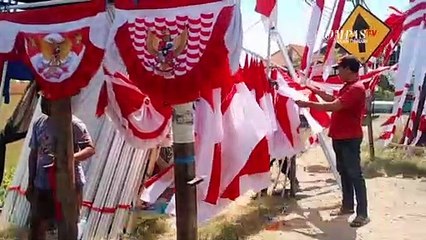 Mulai Ramai Pembeli, Pedagang Bendera Musiman di Gresik Berharap Omzet Penjualan Naik