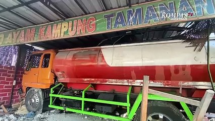 Video herunterladen: Diduga Sopir Mengantuk, Truk Oleng Hantam Warung di Kediri