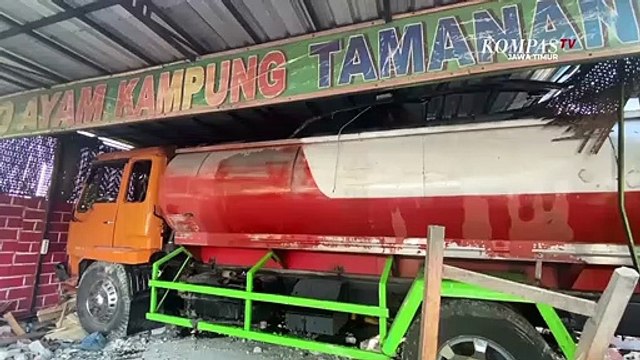 Diduga Sopir Mengantuk, Truk Oleng Hantam Warung di Kediri