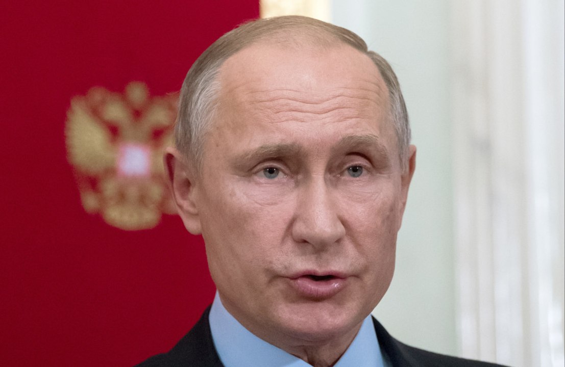 Gerhard Schröder es criticado por reunirse con Vladimir Putin