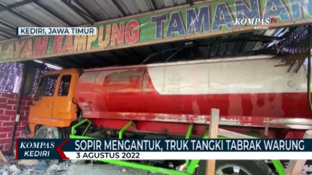 Diduga Sopir Mengantuk, Truk Bermuatan Minyak Goreng Tabrak Warung