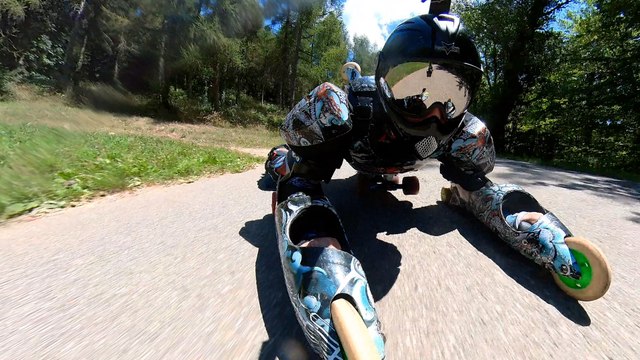 Avec sa combinaison à roulettes, « Rollerman » dévale des cols à plus de 100 km/h