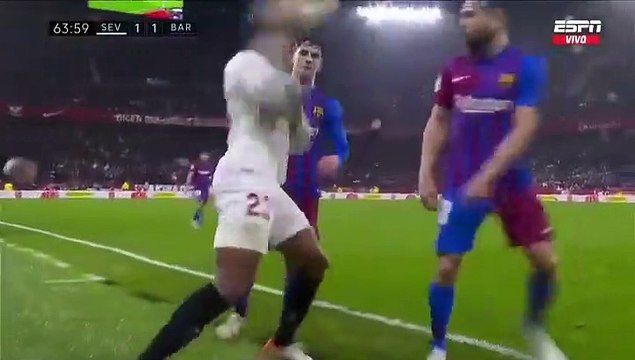 Balonazo de Koundé a Jordi Alba