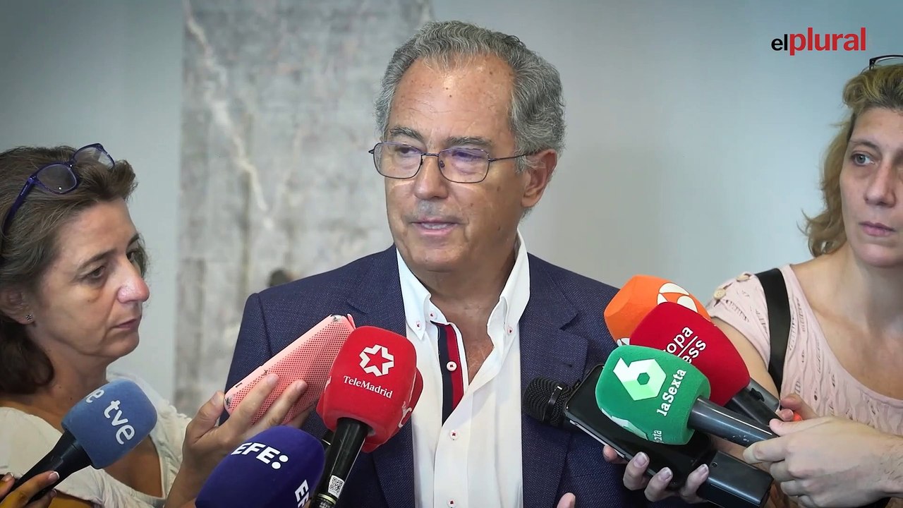 El portavoz de Ayuso hace caso al "autoritario" Sánchez y se quita la corbata