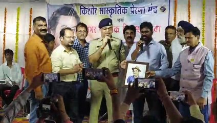 In Khandwa, Collector-SP sang Kishore's tunes