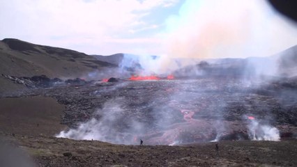صور مباشرة لثواران بركان قرب العاصمة الأيسلندية