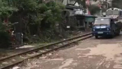 Tren raylarının yanına park edilen araç paramparça oldu! Sahibinin umursamazlığı pes dedirtti