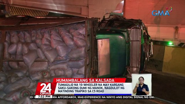 Tumagilid na 10-wheeler na may kargang saku-sakong dumi ng manok, nagdulot ng matinding trapiko sa C5 road | 24 Oras