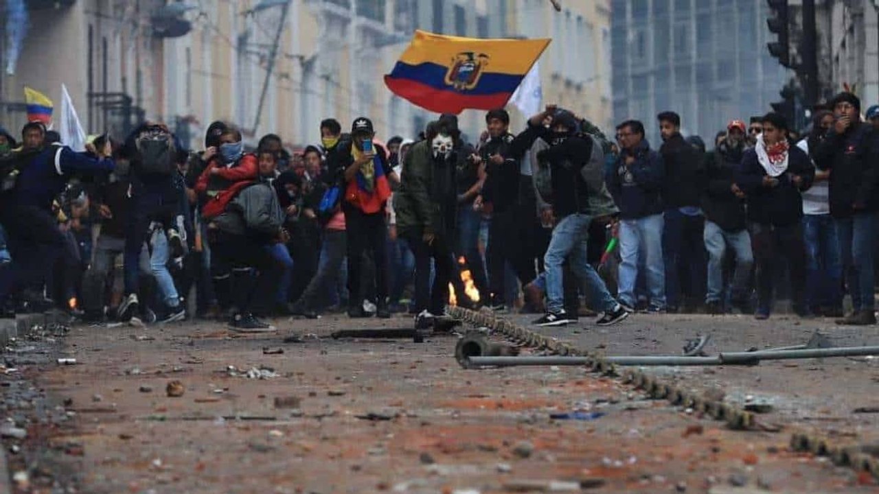 Revelan cartillas de la primera línea con instructivos para su defensa en disturbios