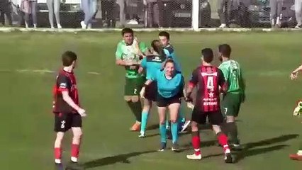 Argentine: Un footballeur craque et attaque une femme arbitre par derrière !