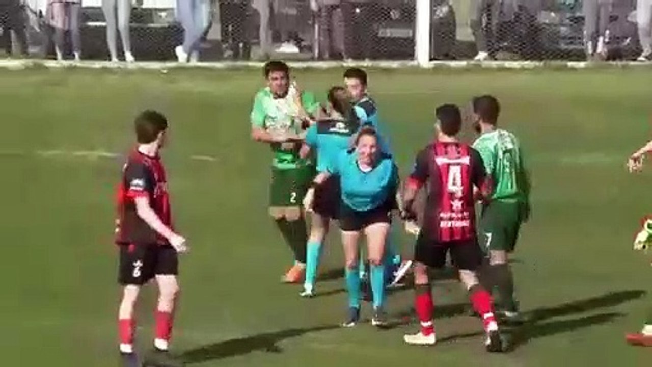 Argentine: Un footballeur craque et attaque une femme arbitre par derrière !