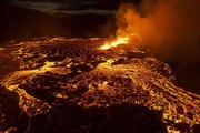 İzlanda'da yanardağ patlaması! Bir gecede 400 deprem oldu