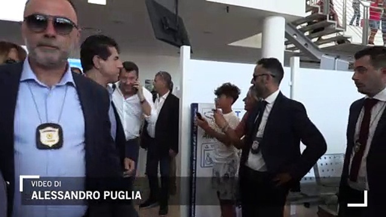 Salvini atterra a Lampedusa: l'accoglienza di turisti e sostenitori