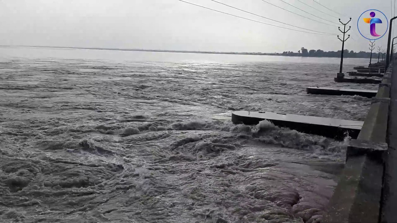 नेपाल के उदयपुर जिले में कोसी नदी का बांध टुटा और जिस वजह से कोसी बैरेज Nepal के 56 फाटक खोले गए