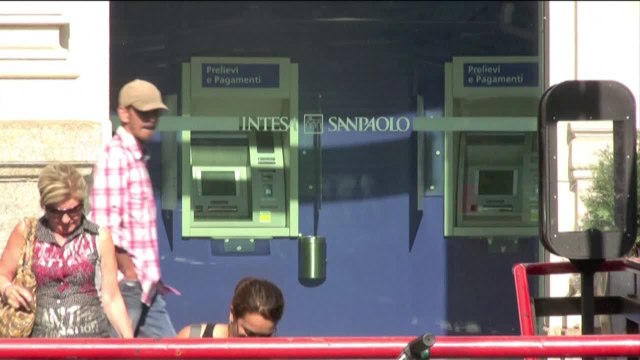 Gli italiani spendono di piu' ma comprano sempre meno