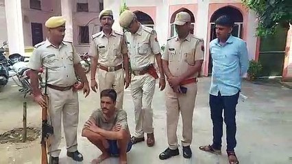 रक्षक ही निकला अपराधी: फैक्ट्री में चोरी करते पकड़ा गया पुलिसकर्मी