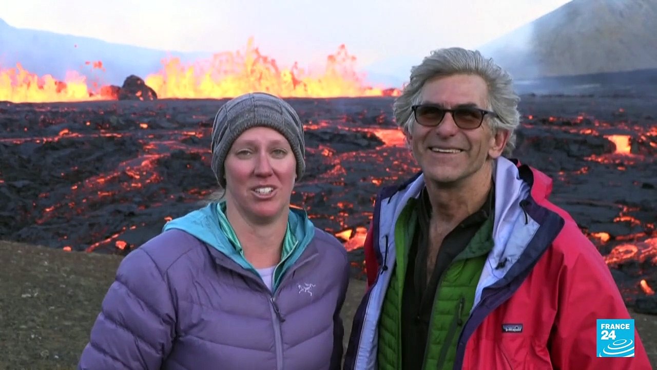 Turistas atraídos por la erupción de un volcán en la península islandesa de Reikiavik