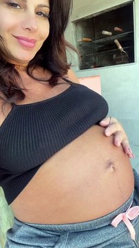 Chegando aos 9 meses de gravidez, Viviane Araujo acaricia barriga de gestação