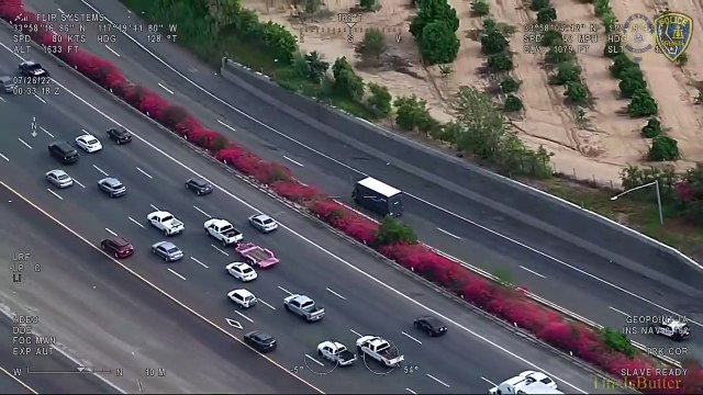 Un suspect en fuite vole un camion Amazon pour faire une course poursuite avec la police