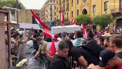 شاهد: لبنانيون يسيرون صوب مرفأ بيروت عقب انهيار أجزاء جديدة من الإهراءات