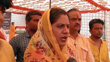 आयुक्त को हटाने के लिए धरने पर बैठी महापौर