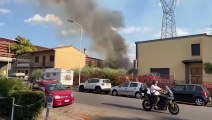 Incendio a Campi Bisenzio, San Donnino avvolta dalle fiamme e dal fumo