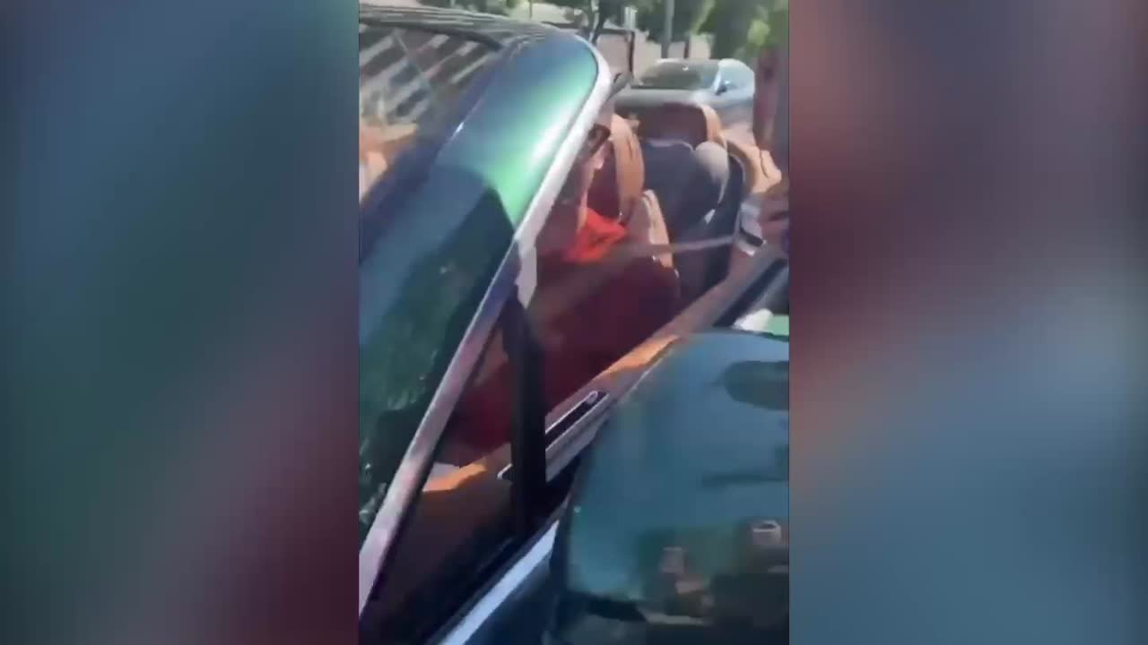 El 'acoso' de los fans a Lewandowski en su descapotable