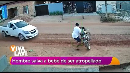 Hombre salva a bebé de ser embestido por auto