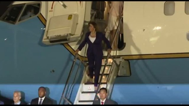 Nancy Pelosi atterra in Giappone, tappa finale del tour in Asia