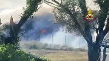 Grave incendio in una cartiera a Porcari: rogo esteso e aggravato dal vento