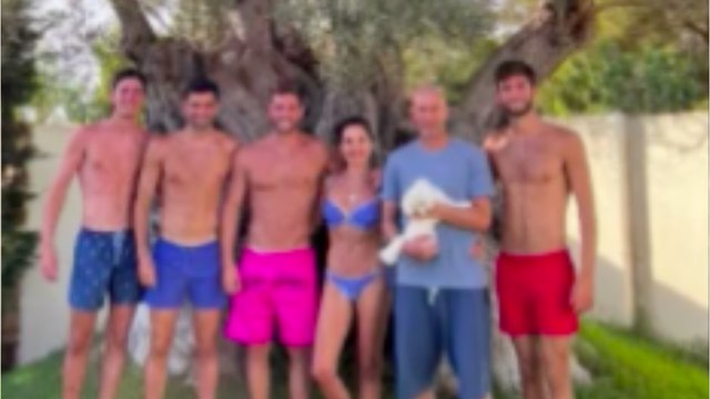 VOICI - Zinédine Zidane en vacances : il pose avec toute sa famille, les internautes impressionnés